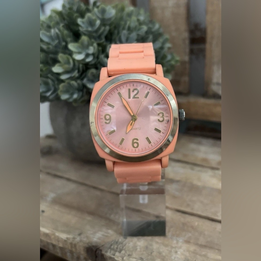 Women’s Peach Coral Gold Tone Quartz Wrist Watch NWD!